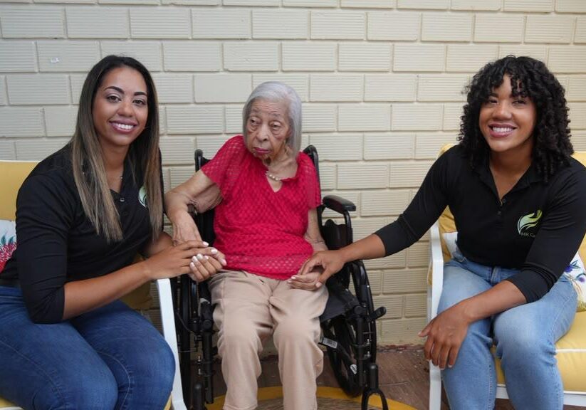 Cofundadoras de MK Care con su abuela1